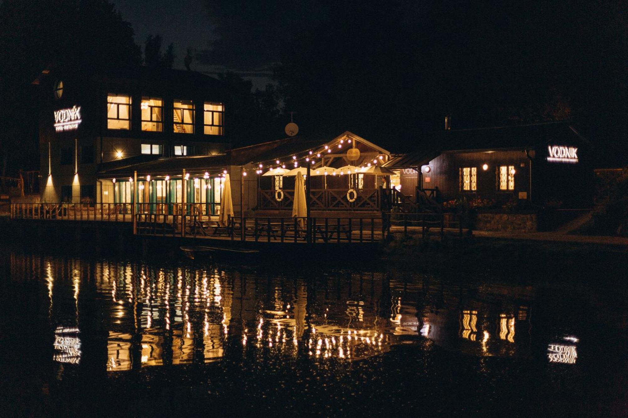 Hotel Vodnik Vimperk Bagian luar foto